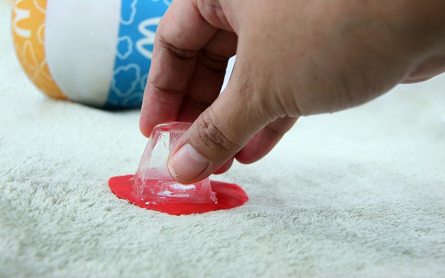 đá lạnh để lấy kẹo cao su trên thảm